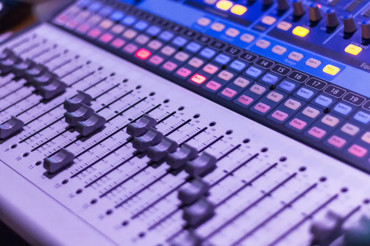 Professioneel mengpaneel in de studio nabij Maarssen